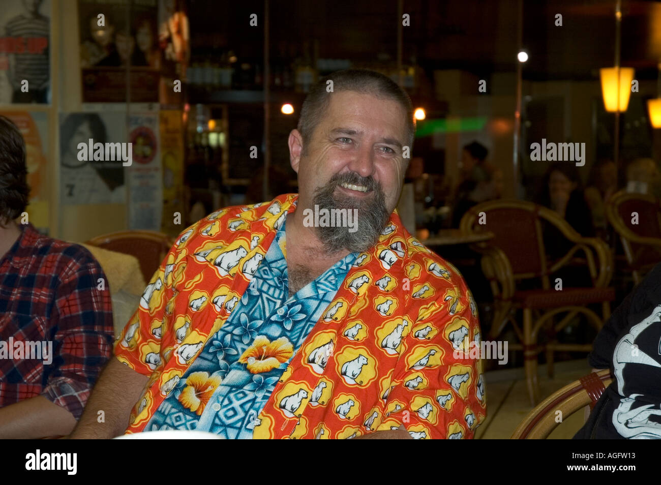 Alan portant 2 shirts étant deux fois plus fort le rhum Bundaberg Bundy et Hawaiian Banque D'Images