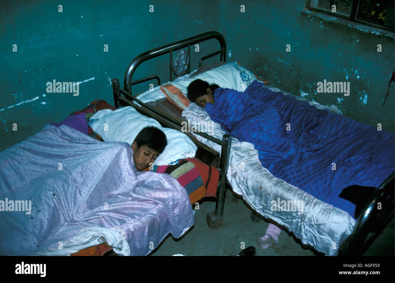 La Bolivie, Tarija, Les enfants dormant à la maison Banque D'Images