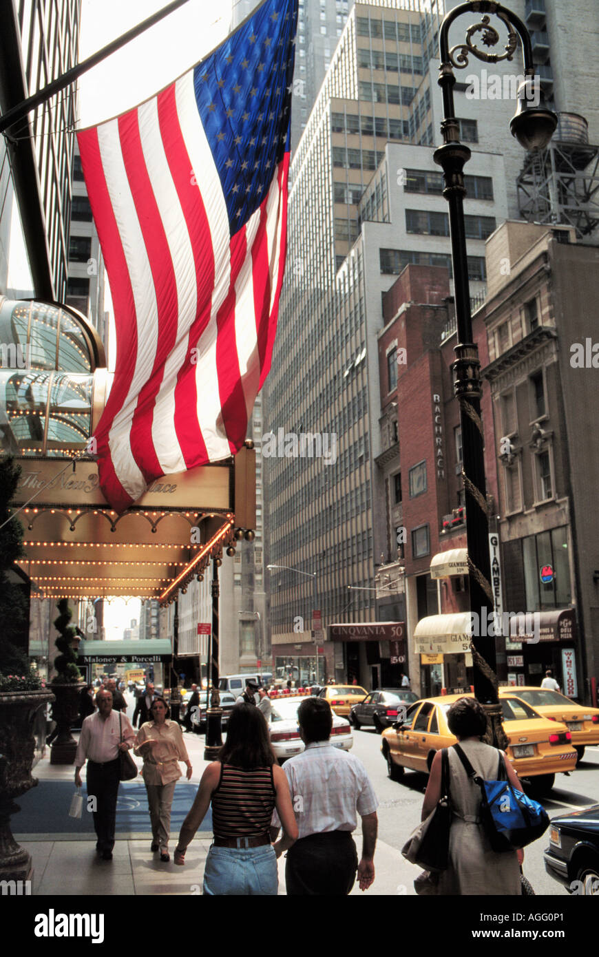 Scène de rue avec le drapeau américain, New York, USA Banque D'Images