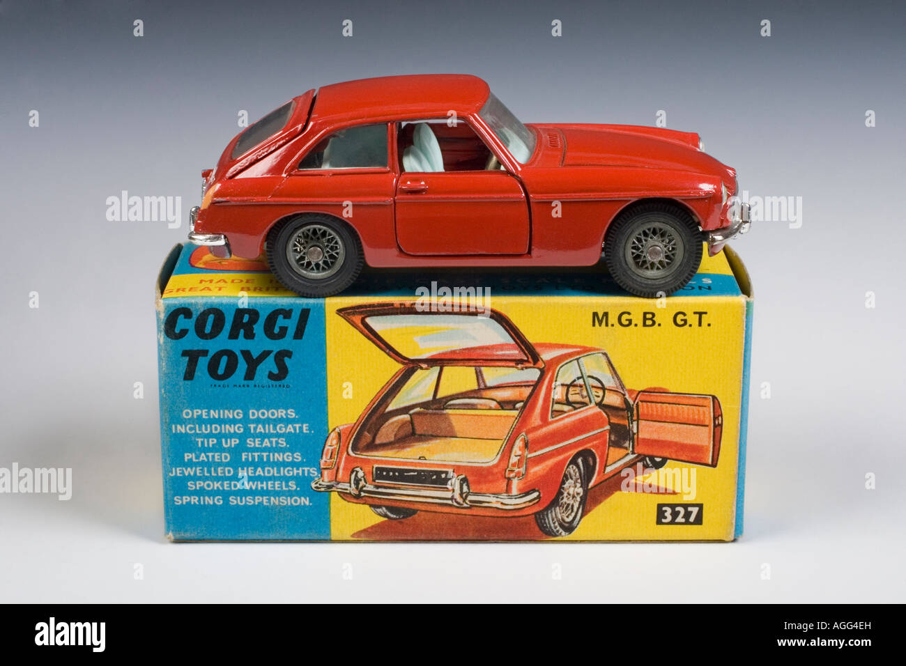MGB GT. Corgi Diecast model no. 327 publié en 1964 Banque D'Images