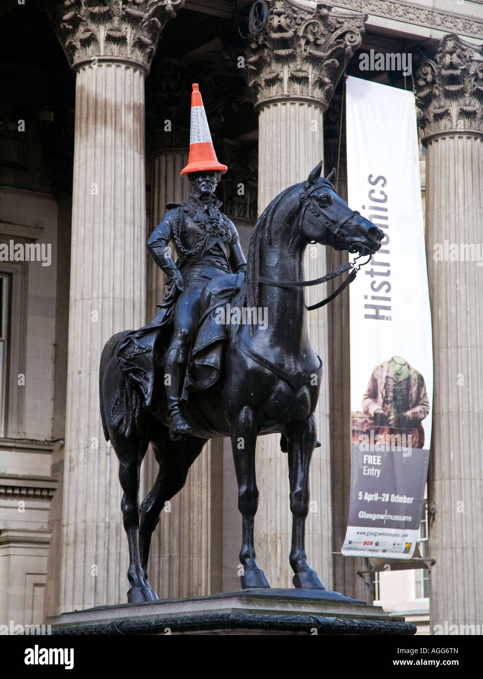 Le duc de Wellington sur son cheval portant un cône de circulation pour un chapeau, Royal Exchange Square, Glasgow, Ecosse. Banque D'Images