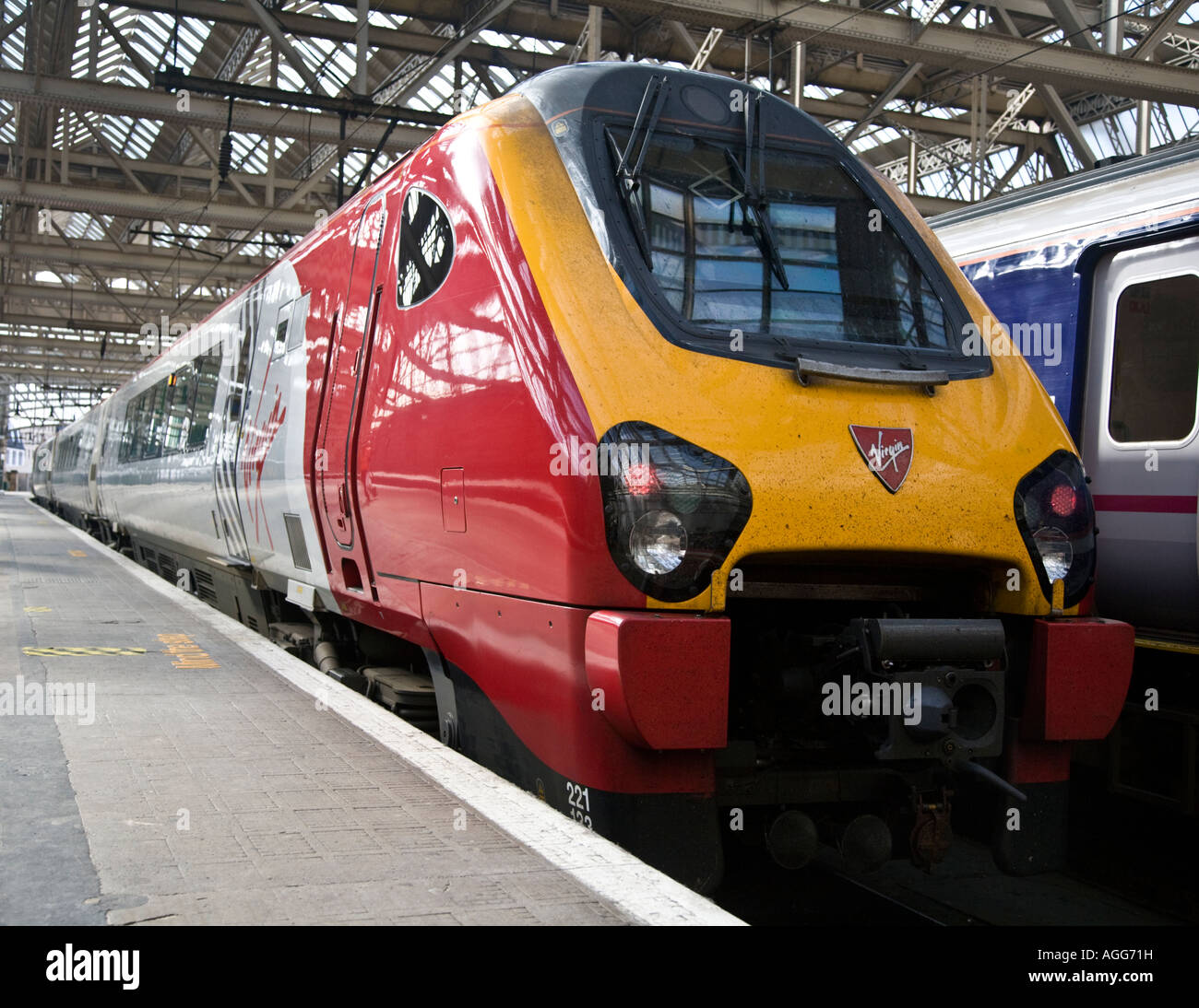 Super classe Pendolino Virgin Voyager train pendulaire 221 dans la gare centrale de Glasgow, Glasgow, Ecosse Banque D'Images