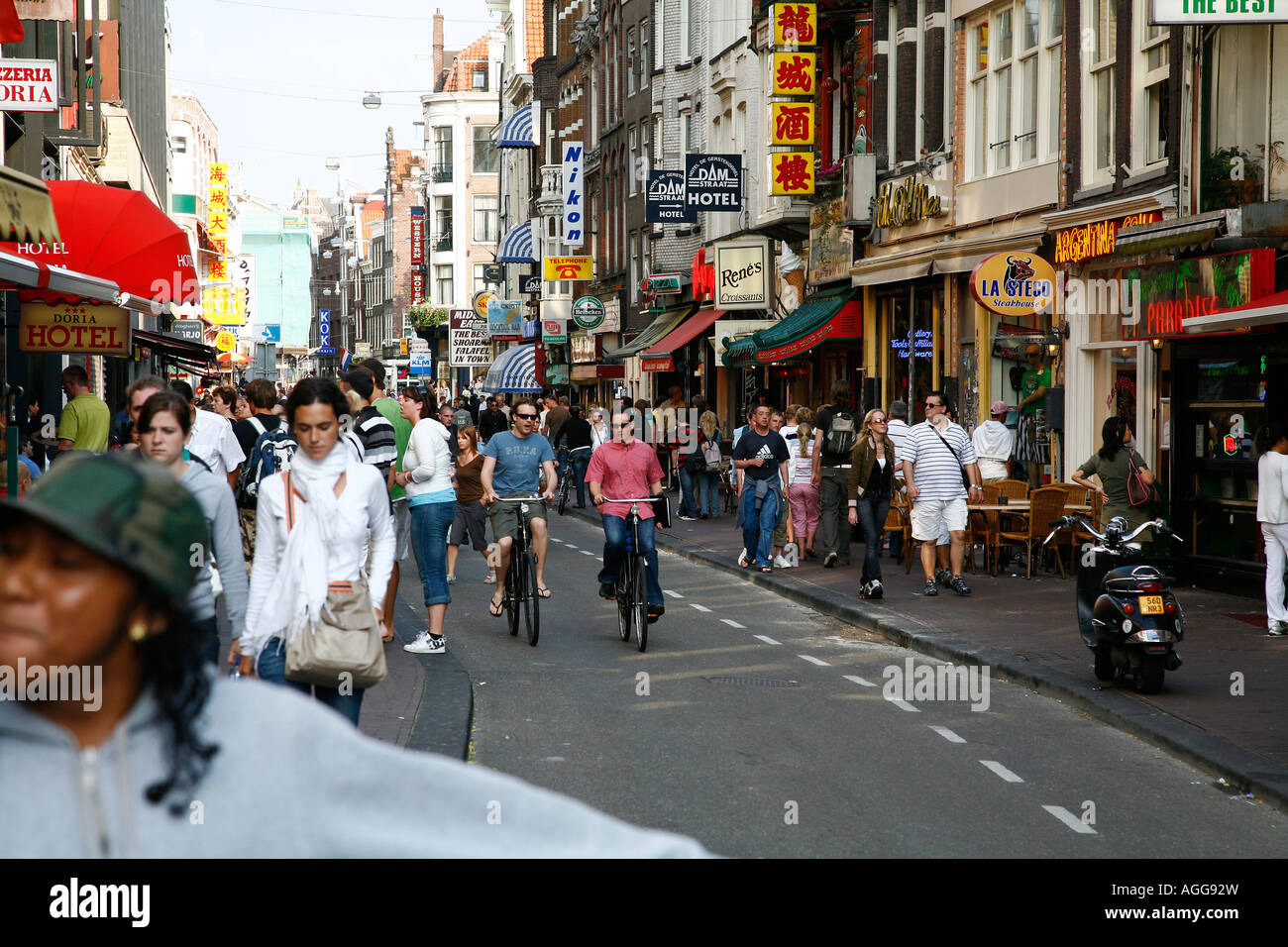 Damstraat rue animée avec de nombreux hôtels et magasins restaurant Amsterdam Pays-Bas Banque D'Images