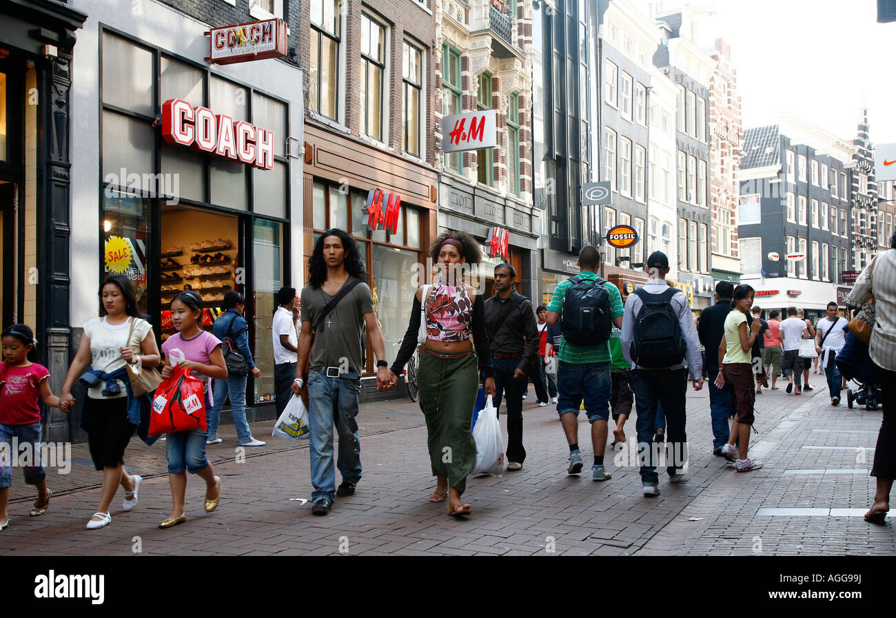 Les gens sur l'un de Kalverstraat principales rues commerçantes d'Amsterdam Holland Banque D'Images