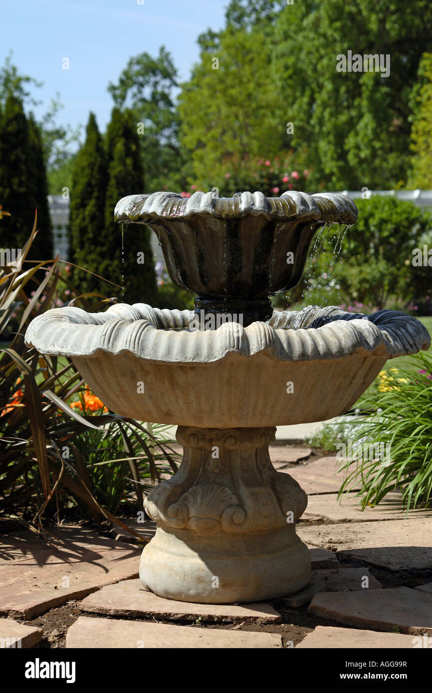 Une fontaine décorative dans un jardin Banque D'Images
