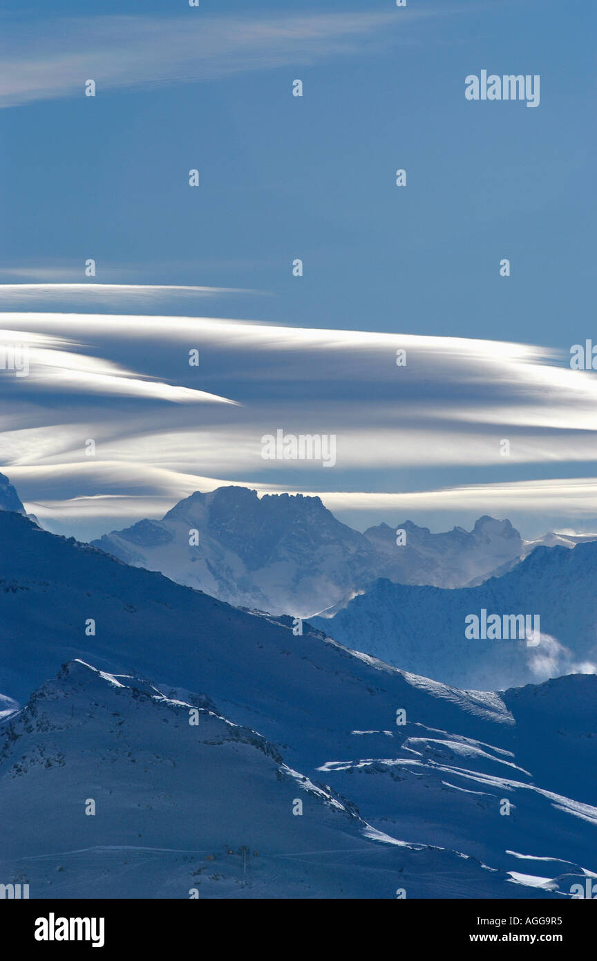 La formation de nuages surréaliste au-dessus de la chaîne de montagne, Val Thorens, Alpes, France Banque D'Images