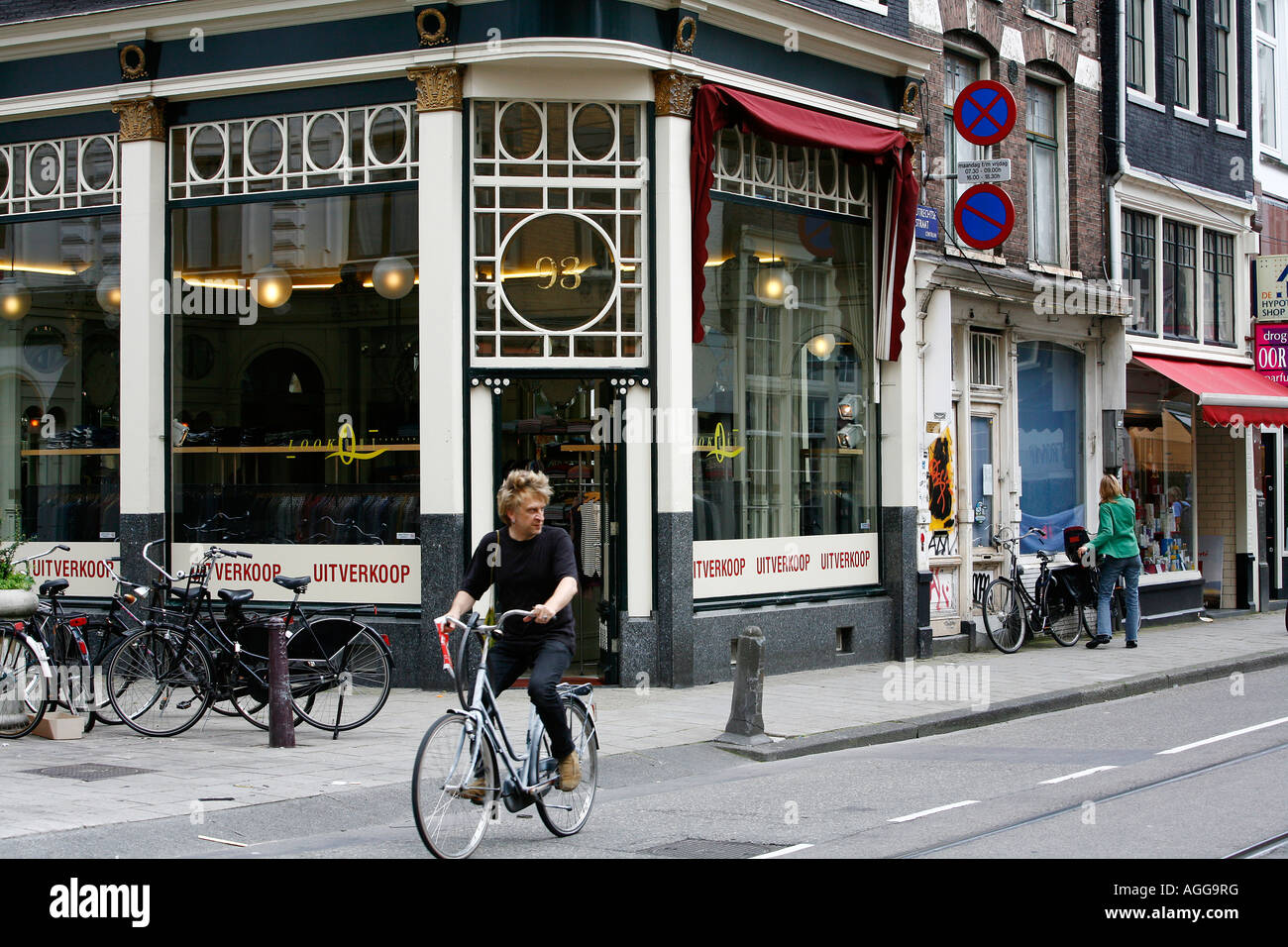 Utrechtsestraat une rue avec des boutiques et cafés Amsterdam Pays-Bas Banque D'Images
