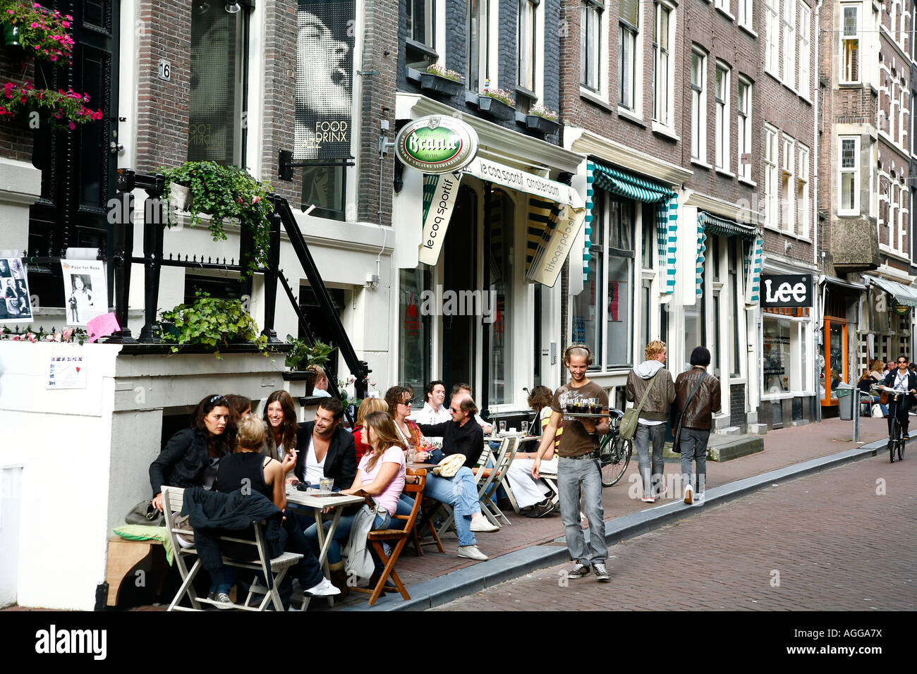 Raadhuisstraat une rue avec des boutiques et cafés dans le quartier du Jordaan Amsterdam Pays-Bas Banque D'Images