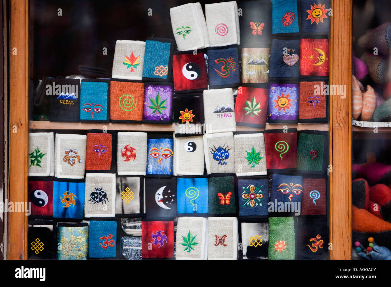 Portefeuilles colorés dans une fenêtre de magasin. Old Freak Street, Katmandou, Népal Banque D'Images