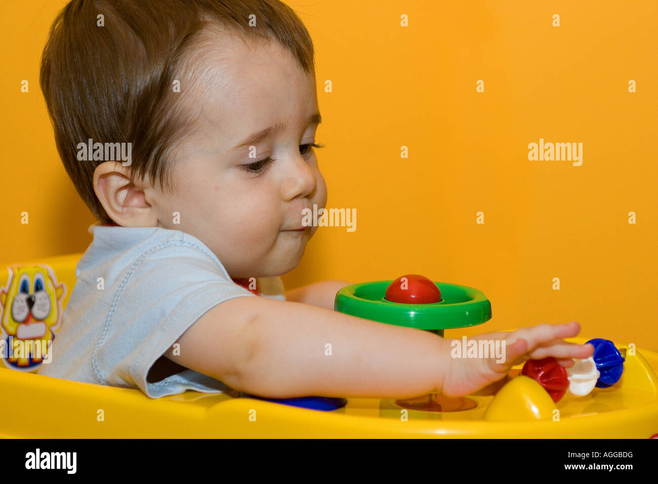 2 ans enfant jouant avec tricicle Banque D'Images