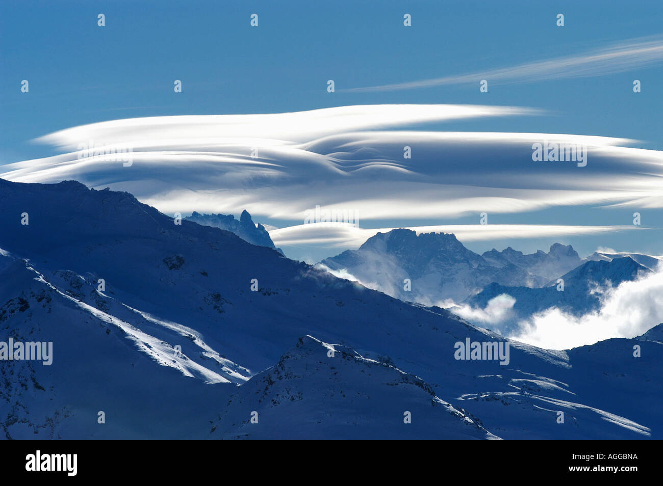 La formation de nuages surréaliste au-dessus de la chaîne de montagne, Val Thorens, Alpes, France Banque D'Images