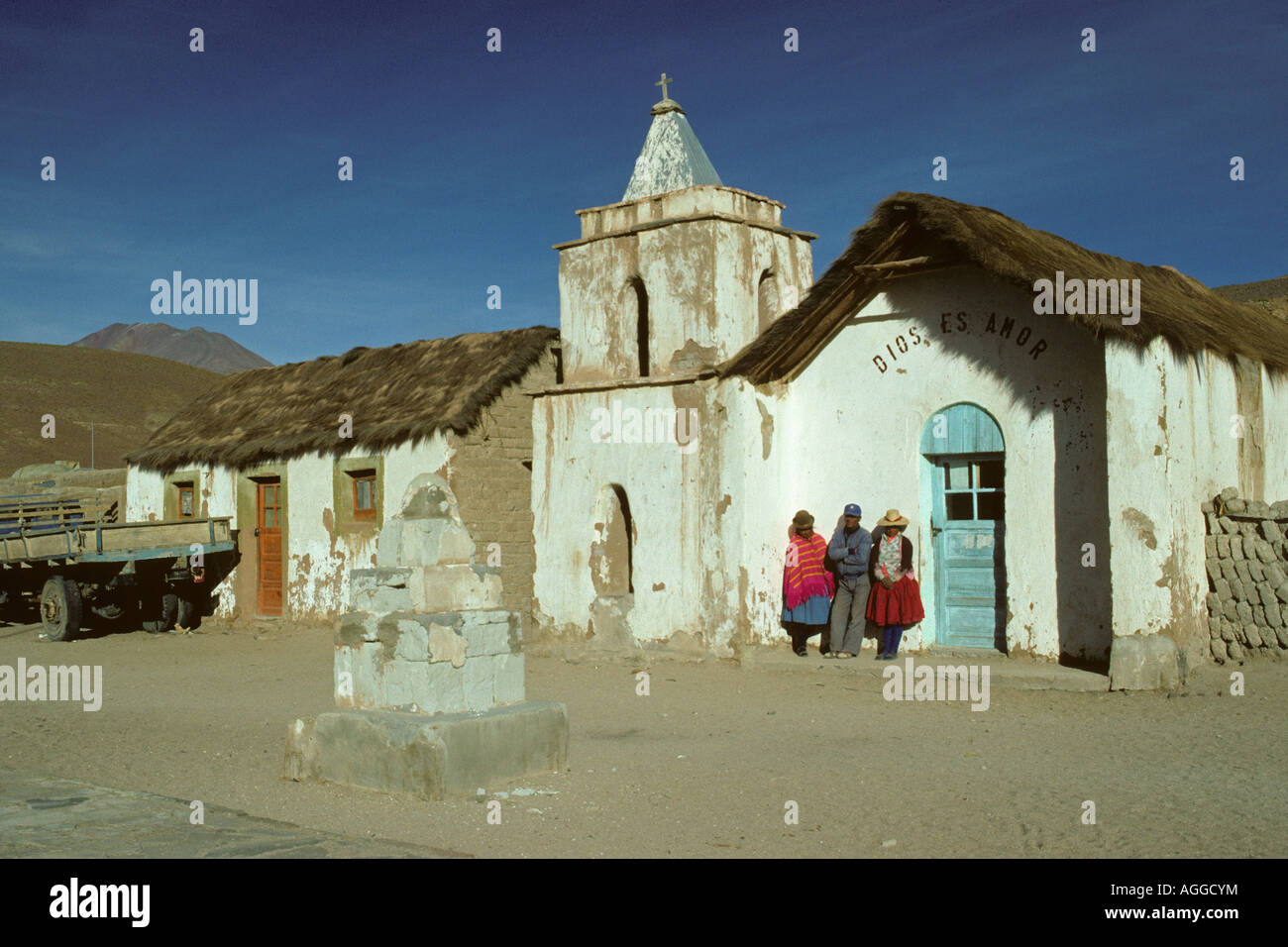 La Bolivie, Uyuni, gens debout en face de l'Église Banque D'Images