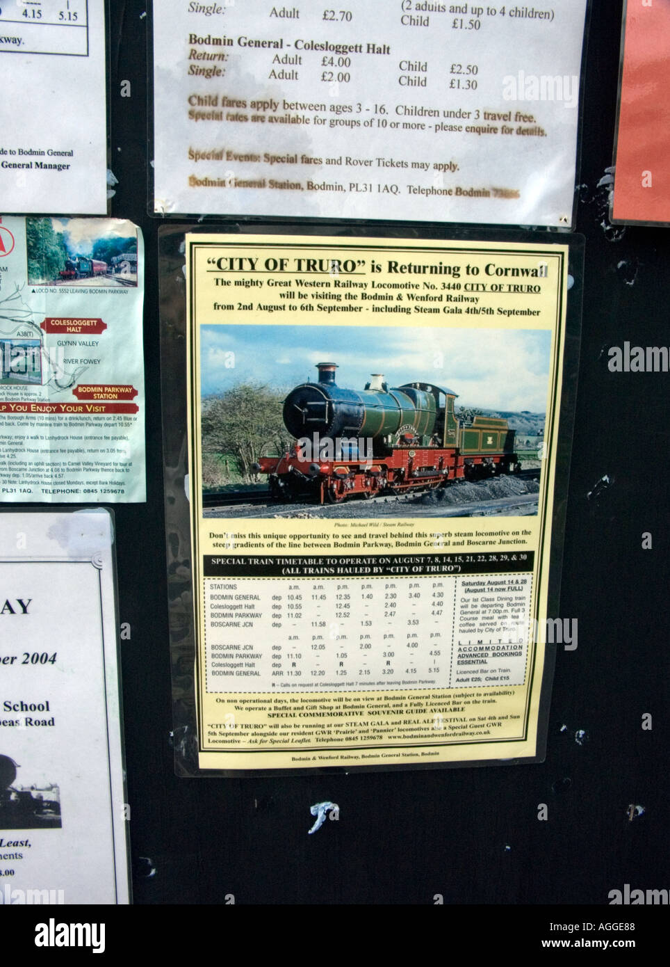 Des affiches sur les panneaux d'affichage à la gare centrale de Bodmin Cornwall Bodmin Wenford Railway England UK Banque D'Images