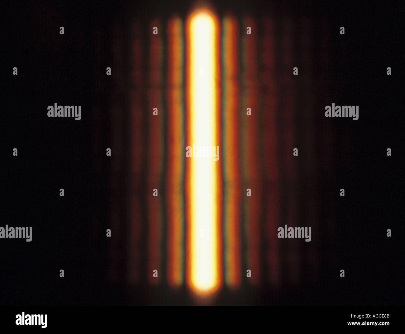 Diffraction de lumière blanche à une seule fente Banque D'Images