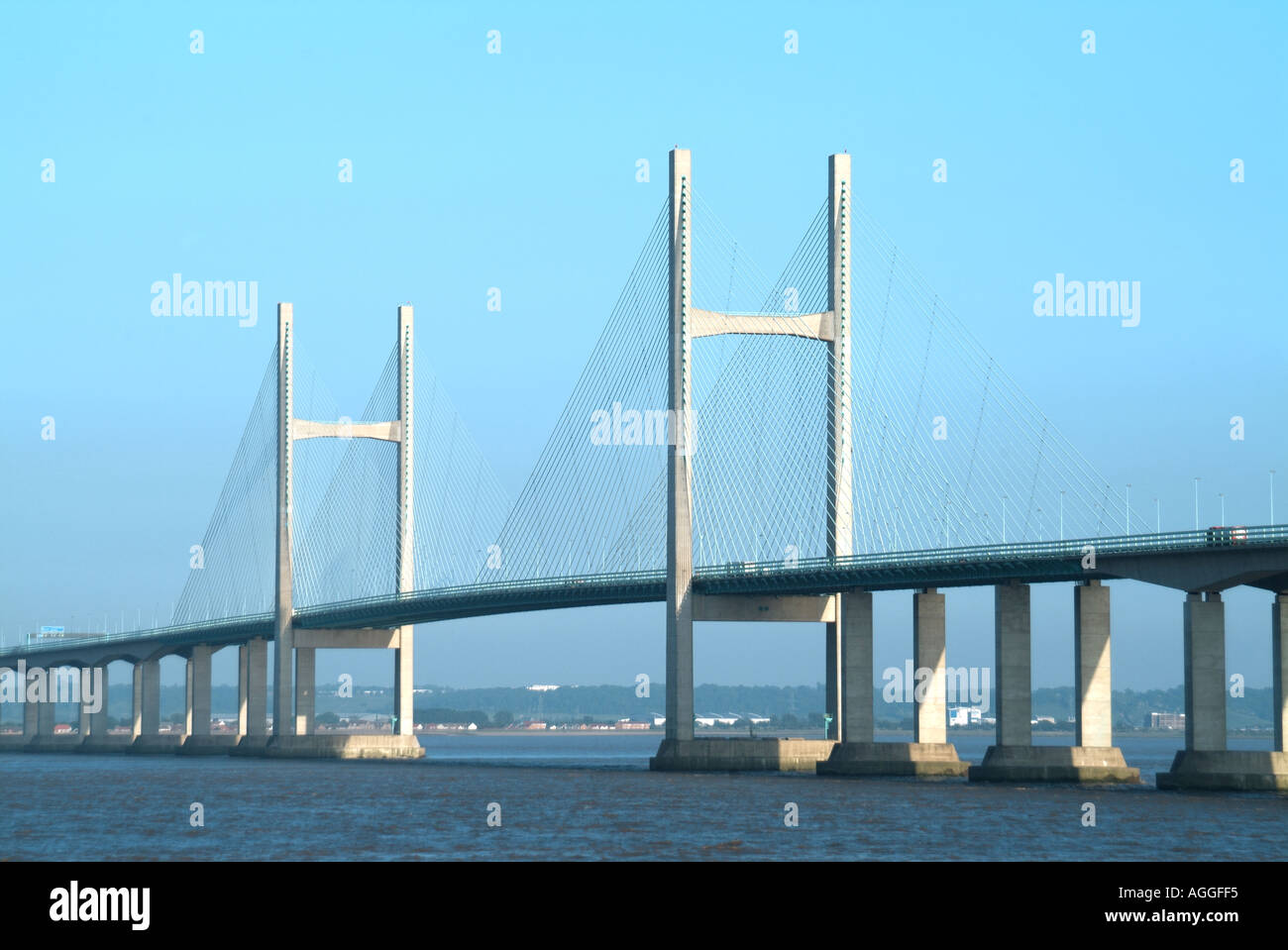 Deuxième Severn Crossing autoroute M4 pont sur la rivière Severn grand projet d'infrastructure UK de paysage littoral gallois avec anglais lointain rivage Banque D'Images