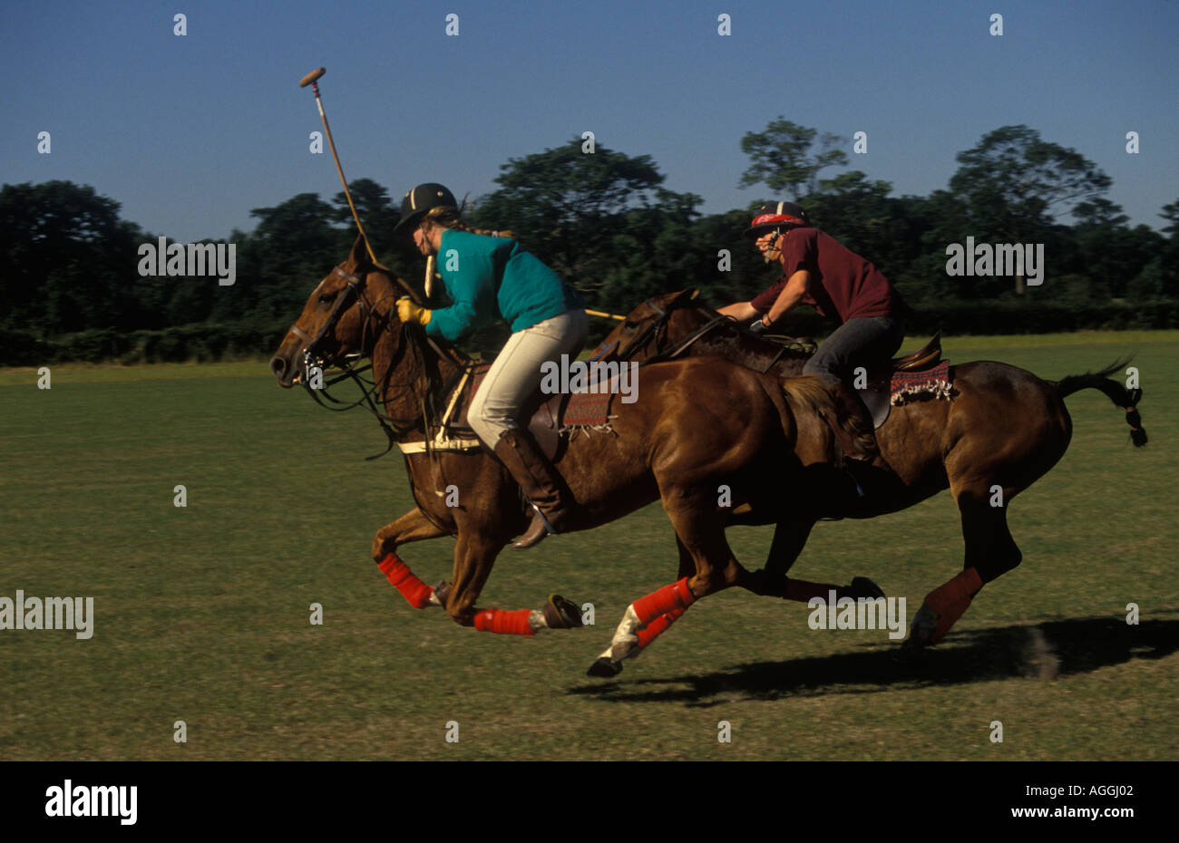 Polo Camp adolescents jouant au polo, club de poney d'été long d'une semaine équitation camp Lingfield Surrey. ANNÉES 1990 ROYAUME-UNI HOMER SYKES Banque D'Images