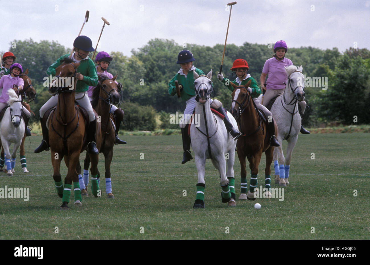 Adolescents apprenant à jouer au polo au club de poney week long Polo Camp Surrey. Angleterre des années 1990 1990 Royaume-Uni HOMER SYKES Banque D'Images