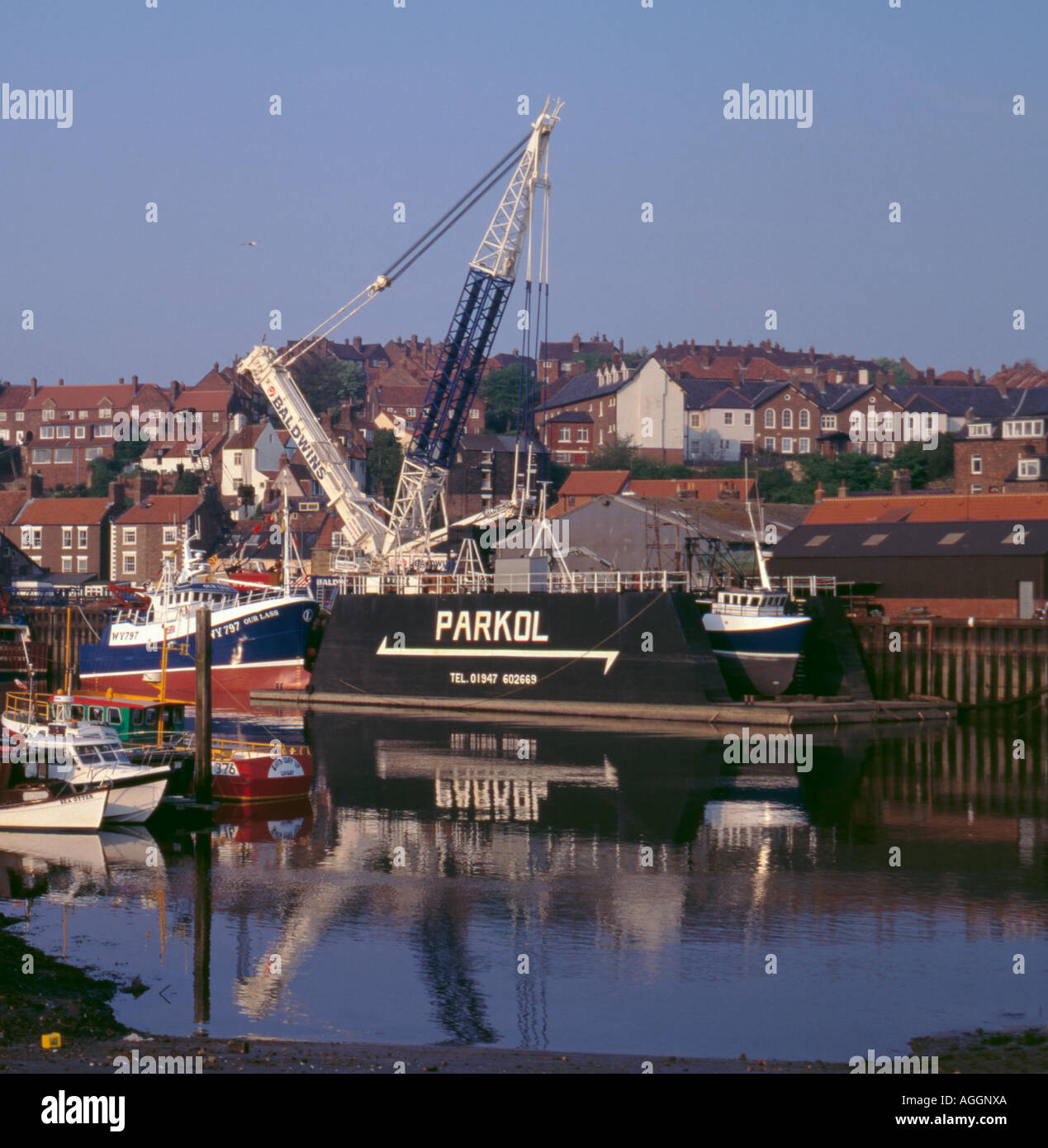Un quai flottant avec grande grue hydraulique mobile sur quai au-delà, Whitby, North Yorkshire, Angleterre, Royaume-Uni. Banque D'Images