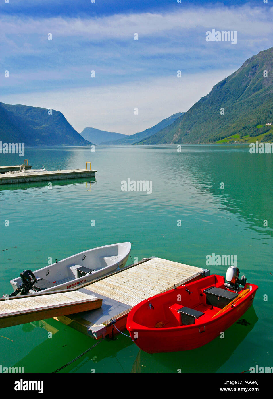 L'aviron deux bateaux amarrés sur une jetée sur le Sognefjord, Skjolden, la Norvège. Banque D'Images