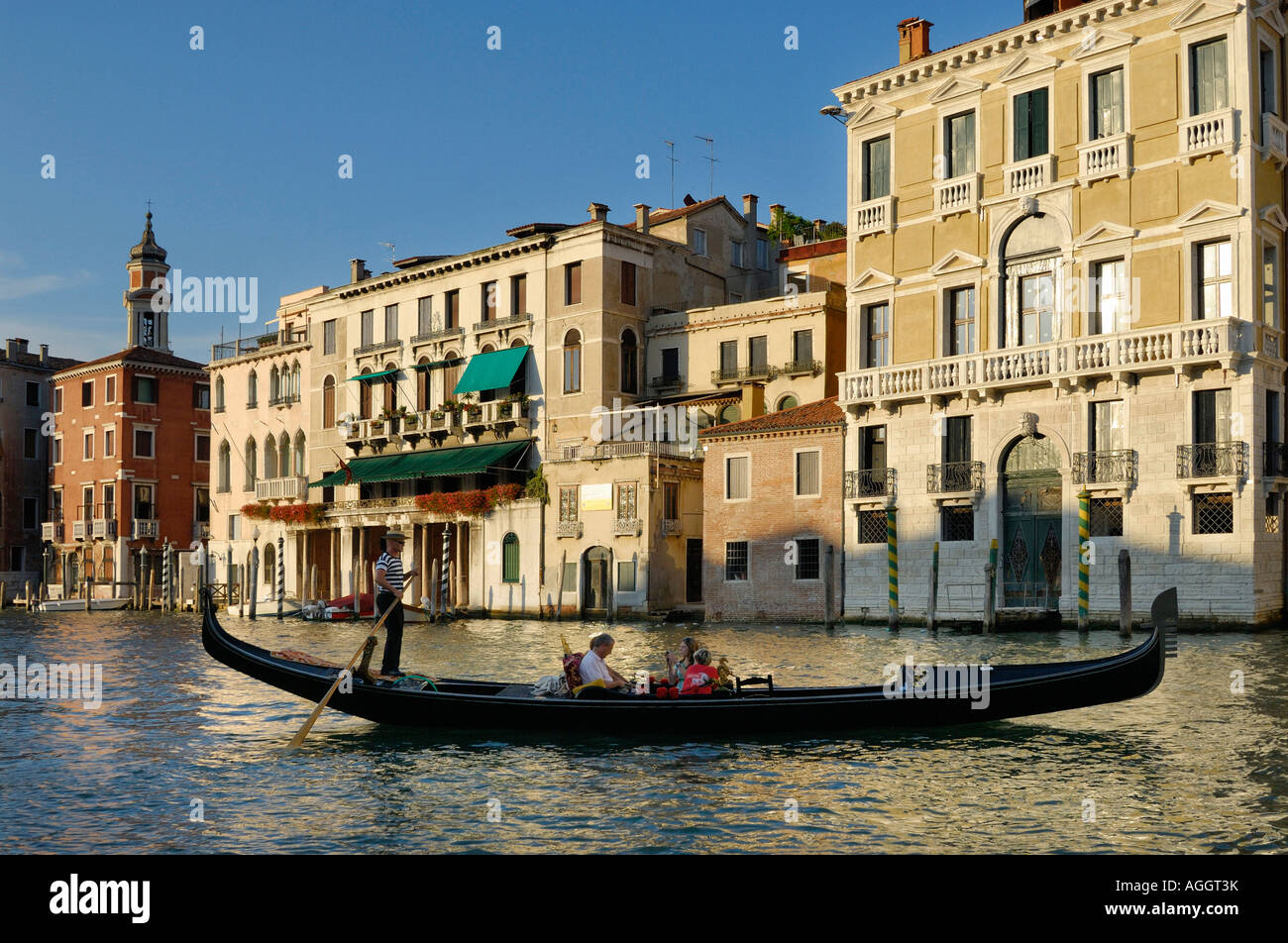 Gondoles, Grand Canal, Venice, ITALIE Banque D'Images