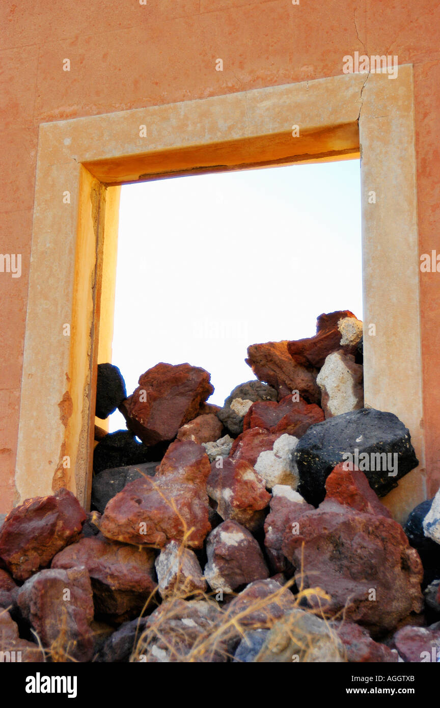 Mur effondré, village de Oia, Santorin, Grèce Banque D'Images