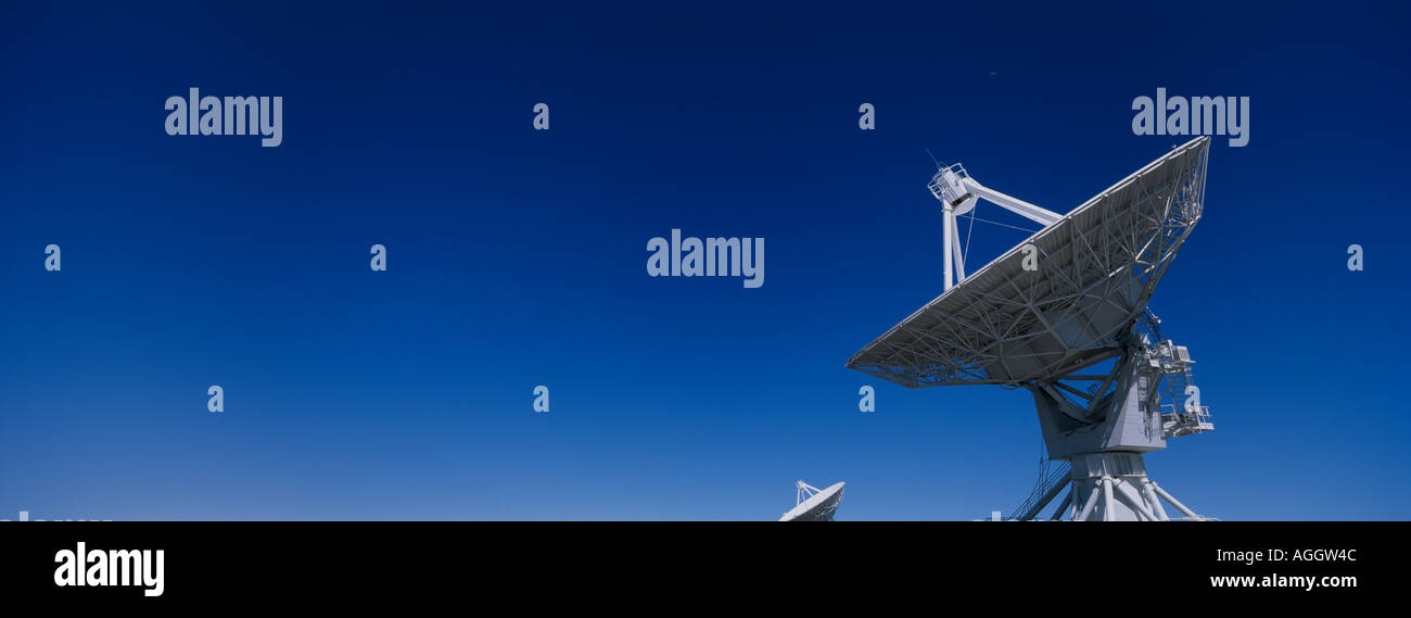 USA New Mexico Socorro 82 pieds de diamètre très grand réseau d'antennes radiotélescope VLA orienté vers le haut Banque D'Images