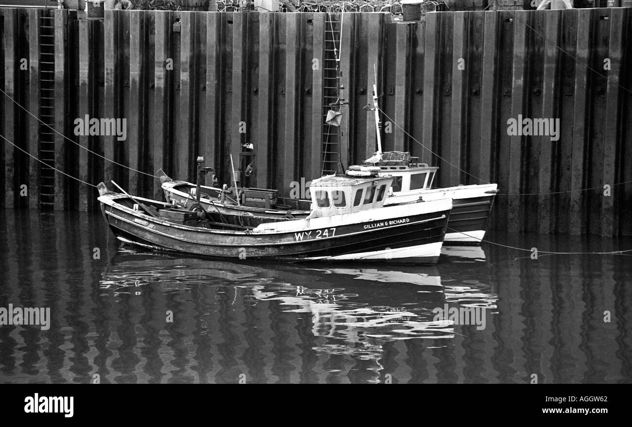 Deux galets de pêche avec cabines attaché à l'embarcadère, à Scarborough, Yorkshire du Nord Banque D'Images