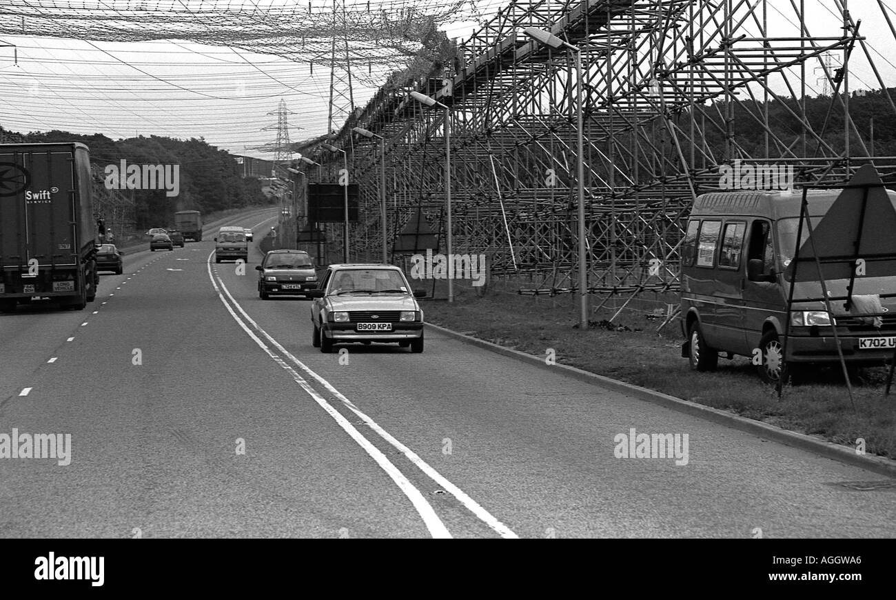Chemin Public d'échafaudages sur chaque côté pour protéger les automobilistes pendant les travaux sur les lignes électriques à haute tension Banque D'Images
