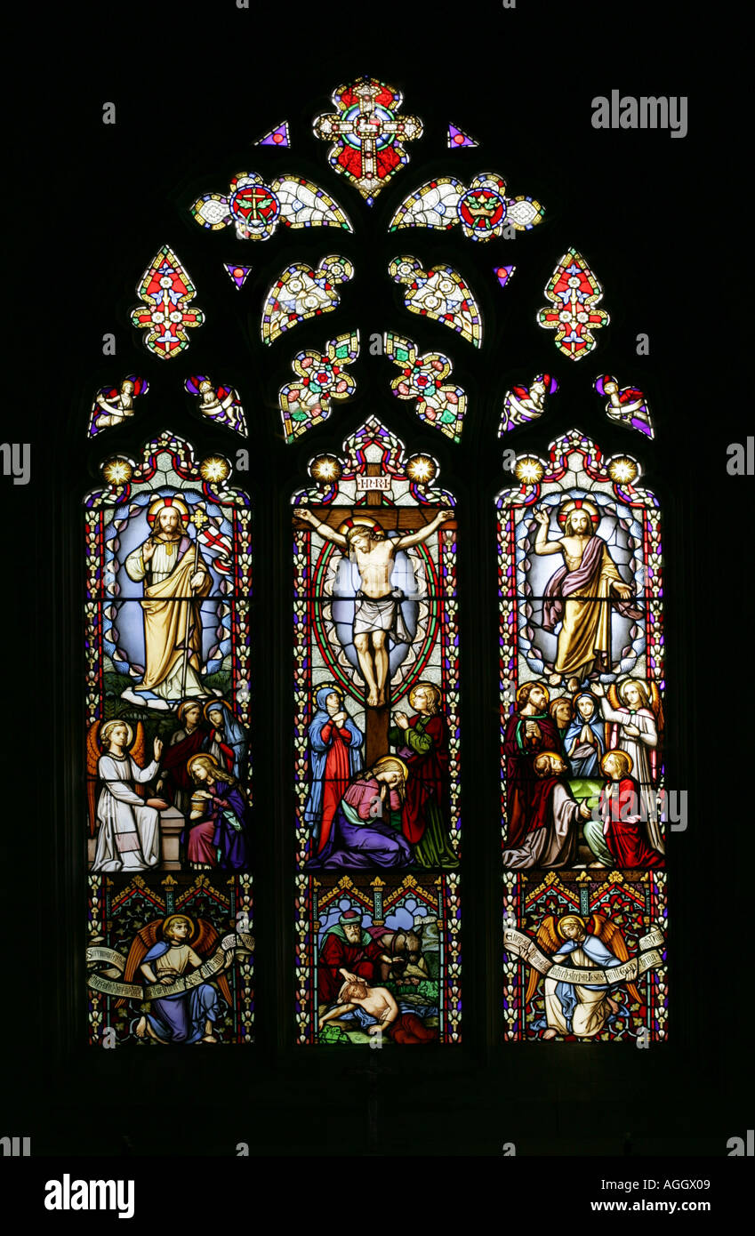 Un vitrail en face de l'autel dans une église de Ixworth UK Suffolk Banque D'Images