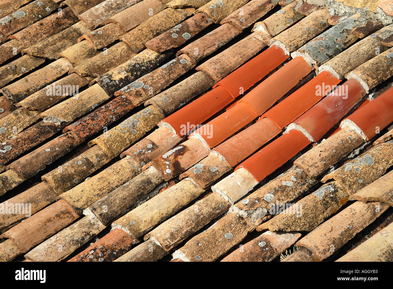 Remise en etat des tuiles du toit de la vieille ville de Dubrovnik Croatie Banque D'Images