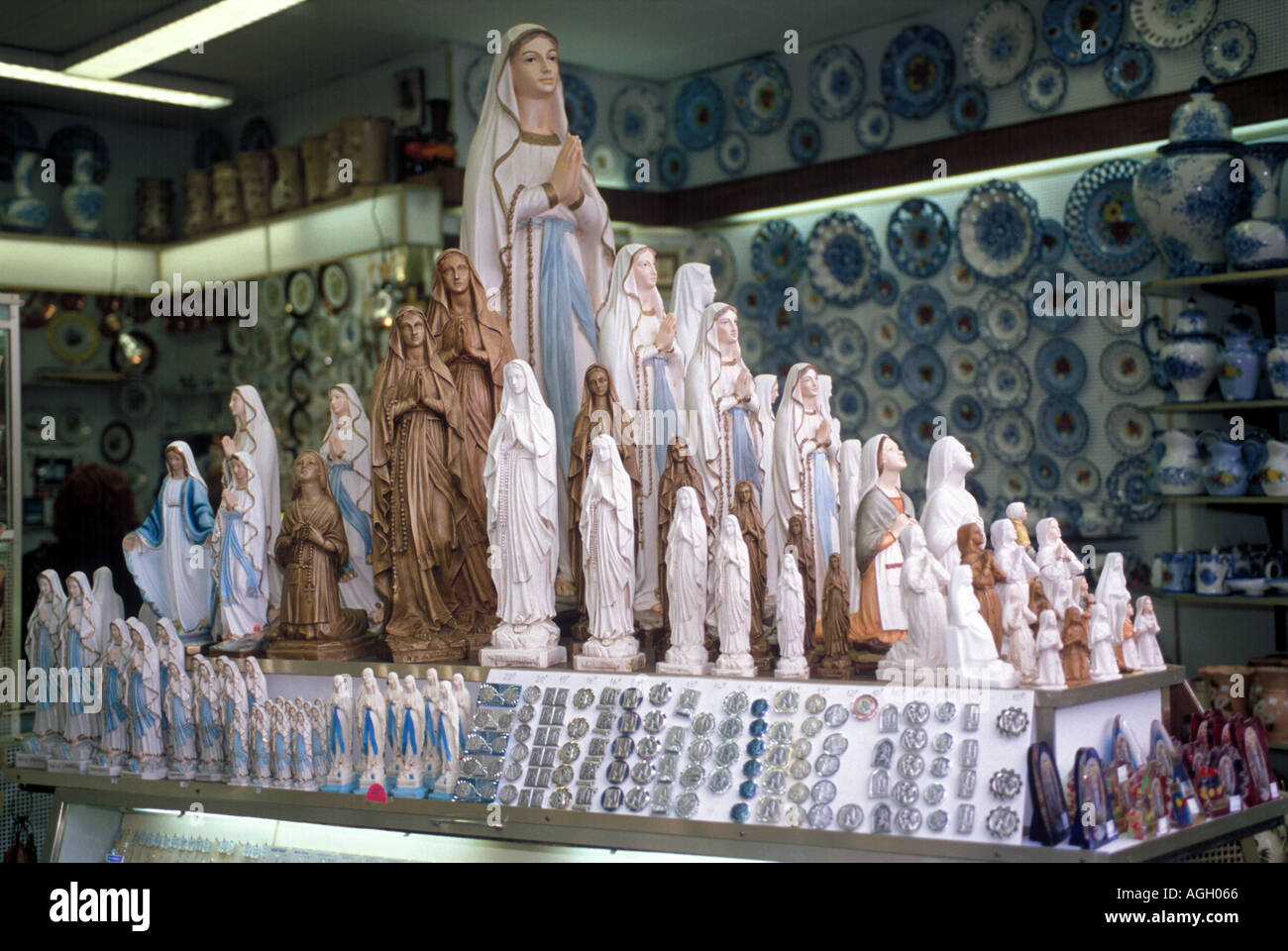 De souvenirs dans une boutique touristique à Lourdes Photo Stock Alamy