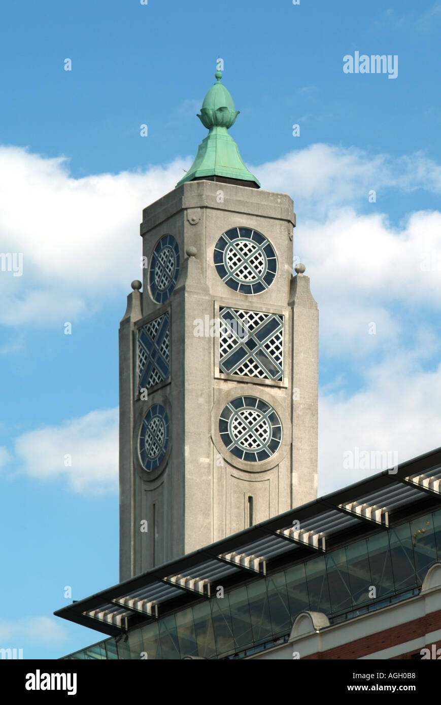 Oxo tower avec logo formé de trois fenêtres alignées verticalement Banque D'Images