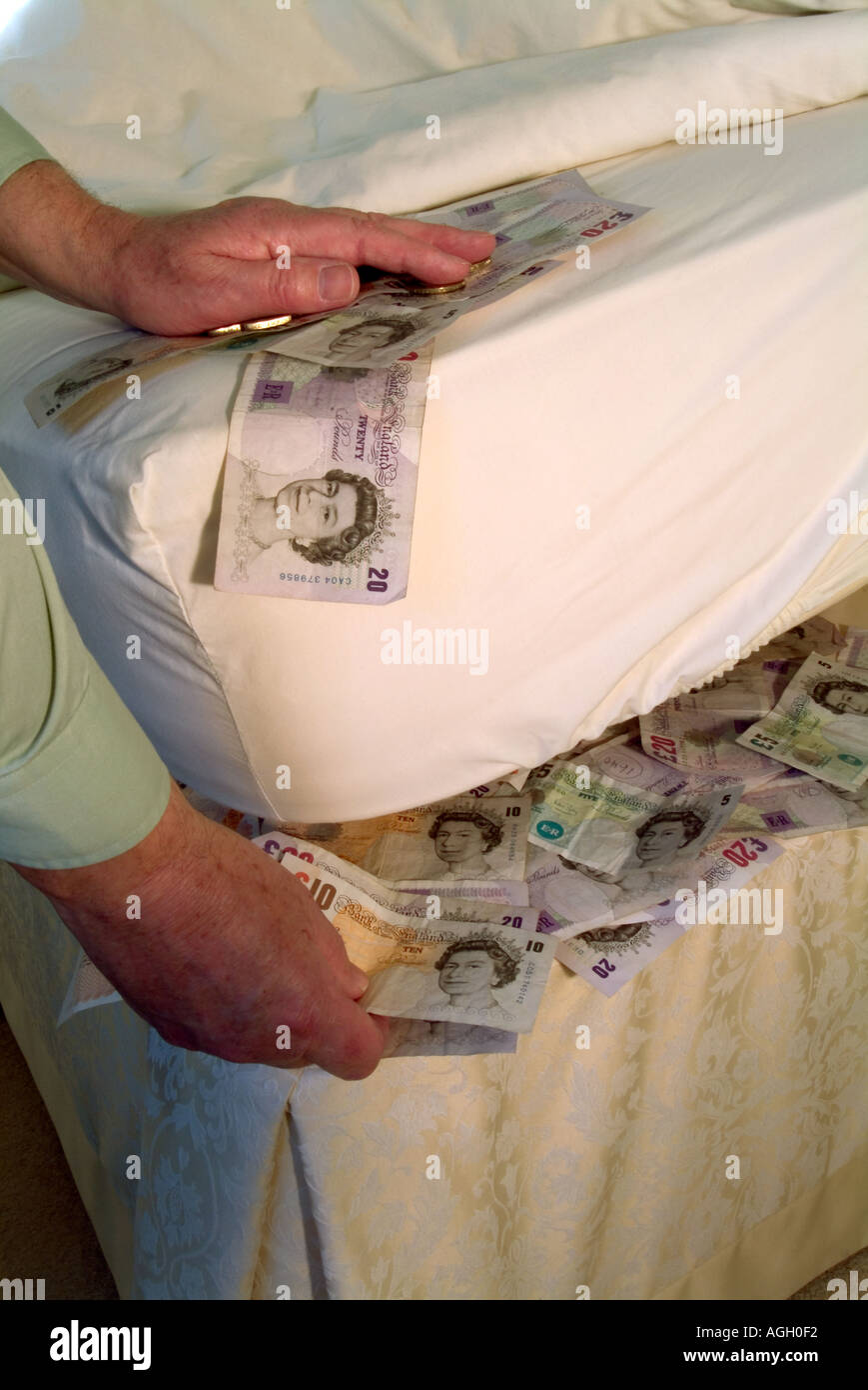 Billets de banque cachés sous le matelas de lit avec tri à la main livre  livres sterling billets secret cachette place pour accumuler de l'argent à  la maison dans la chambre Angleterre