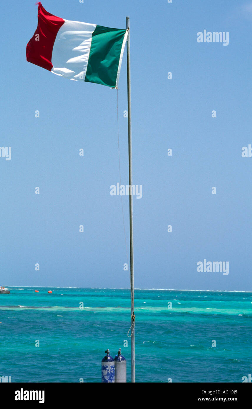 Les réservoirs de plongée avec drapeau italien à Belize Banque D'Images