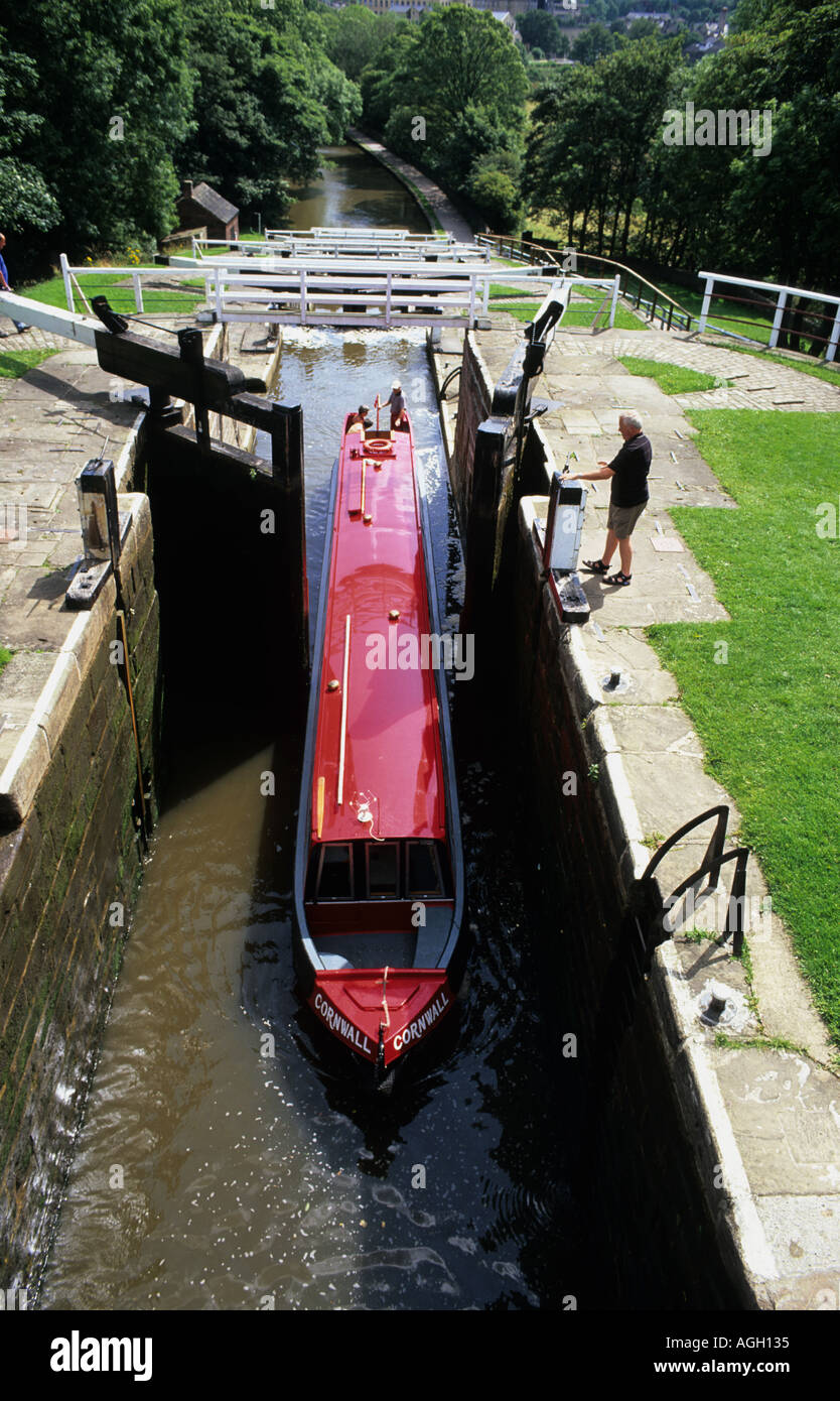 Barge Canal entrant bingley lieu cinq écluses sur le canal de Leeds Liverpool, mesure la plus élevée d'écluses en Grande-Bretagne bingley yorkshire uk Banque D'Images