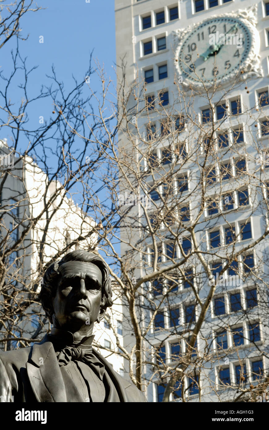 La statue de William Henry Seward au Madison Square Park de New York City avec le New York Life de l'horloge en arrière-plan. Banque D'Images