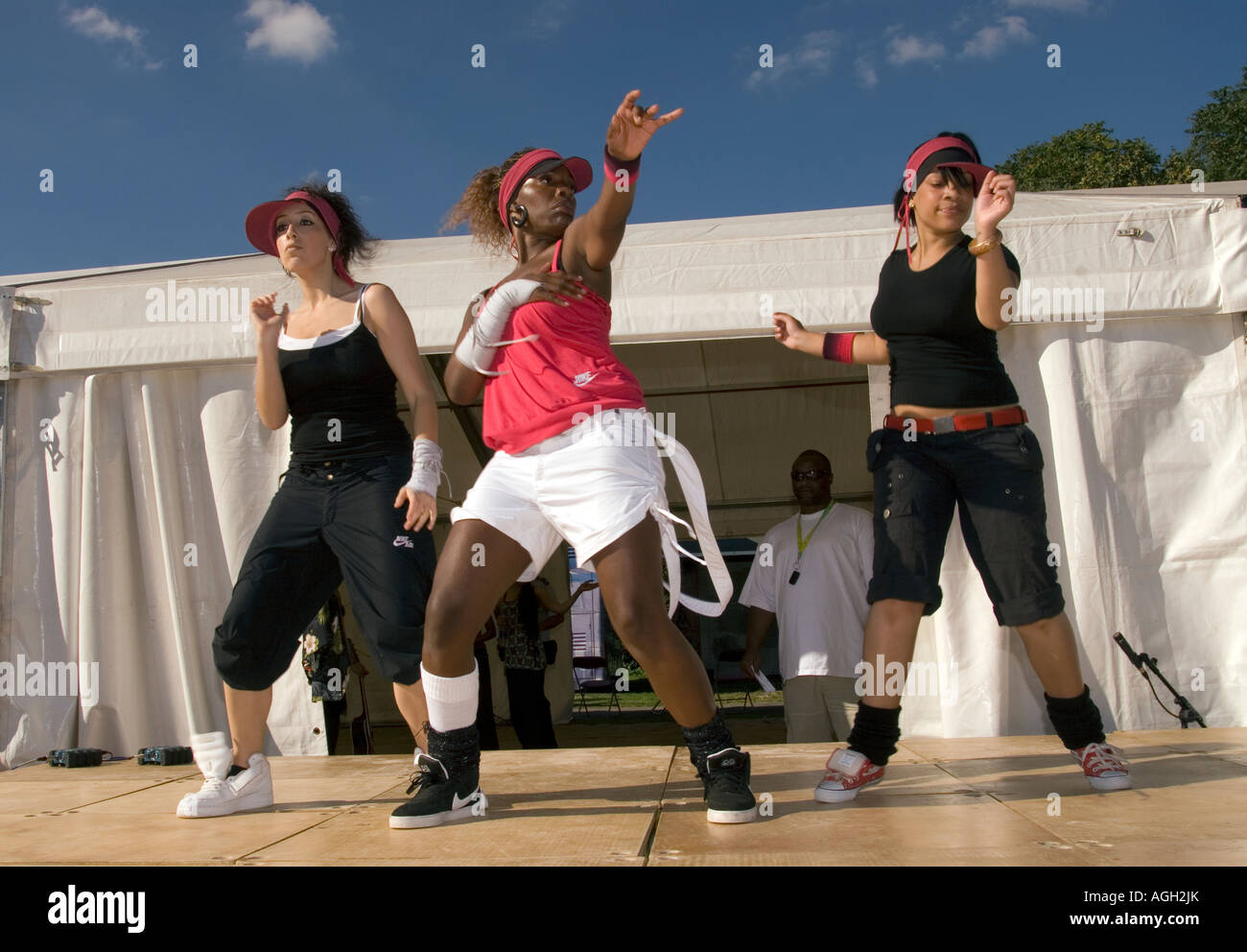 La Tasmanie dance company d'effectuer à une communauté fun day, Heston, Middlesex, Royaume-Uni. Banque D'Images