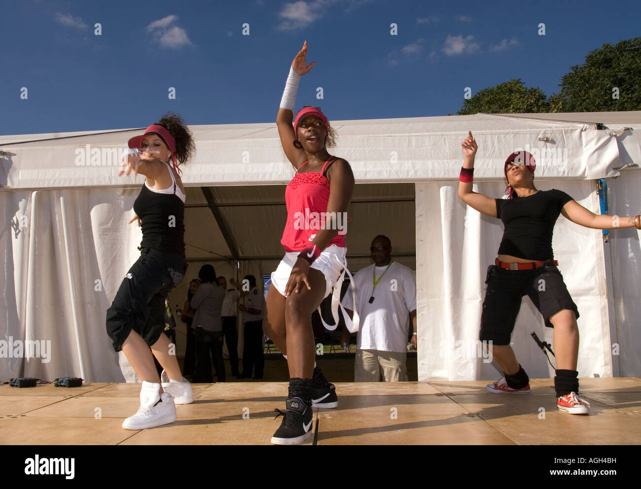 La Tasmanie dance company d'effectuer à une communauté fun day, Heston, Middlesex, Royaume-Uni. Banque D'Images