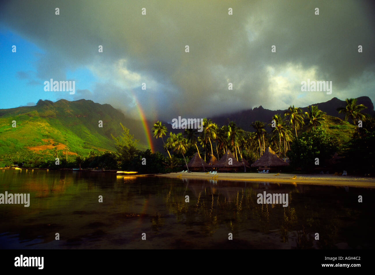 Pluie et arc-en-ciel à Moorea Banque D'Images