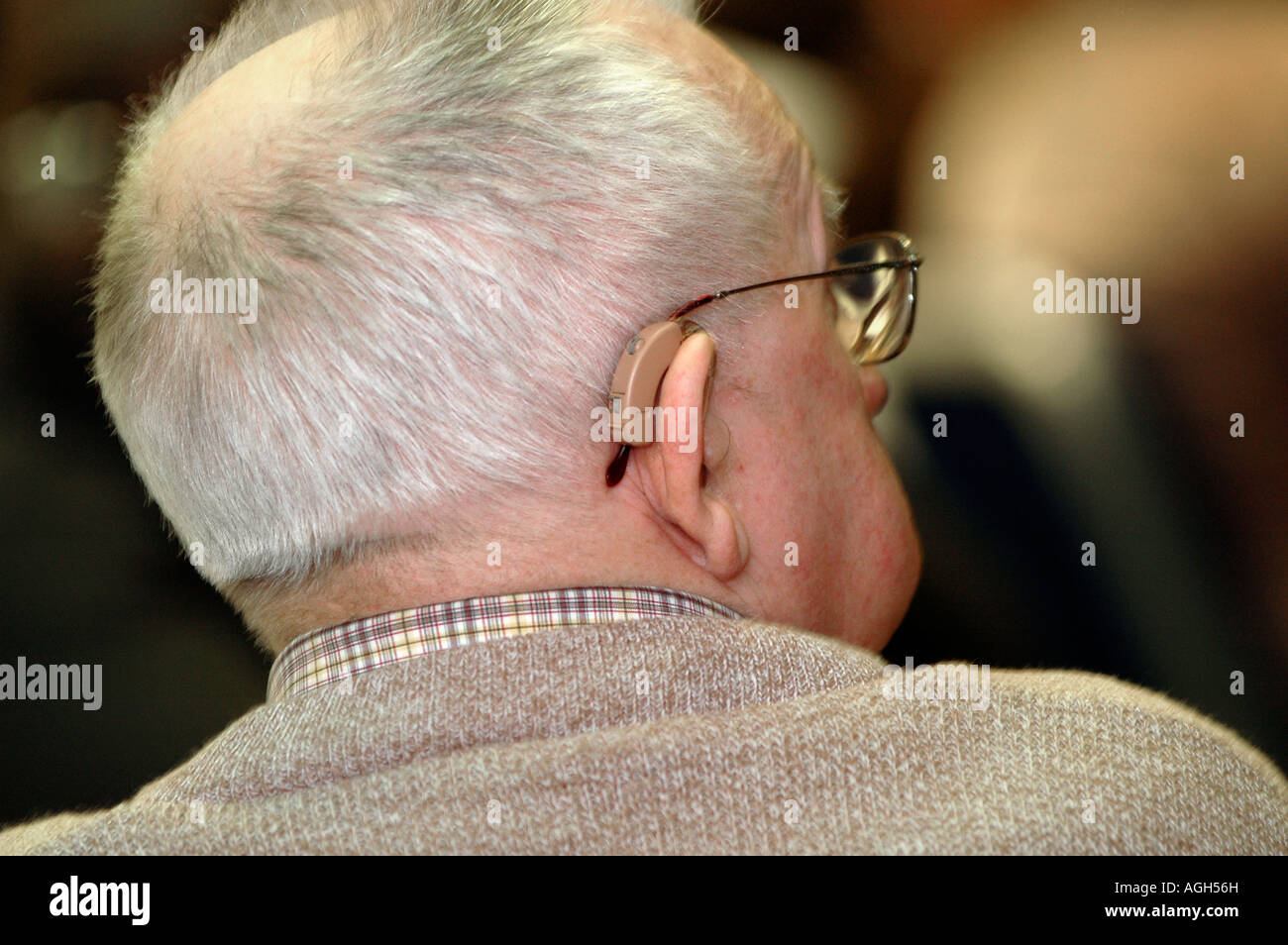 Personnes âgées homme sourd avec incapacité auditive porter un appareil  auditif à la Conférence sur le capital d'invalidité Photo Stock - Alamy