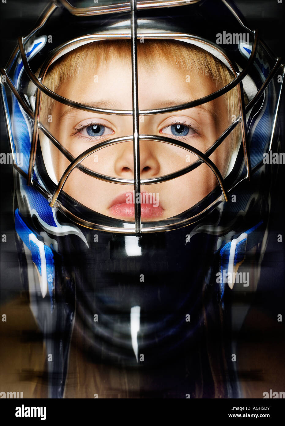 Image de garçon avec casque de protection sur la tête Banque D'Images