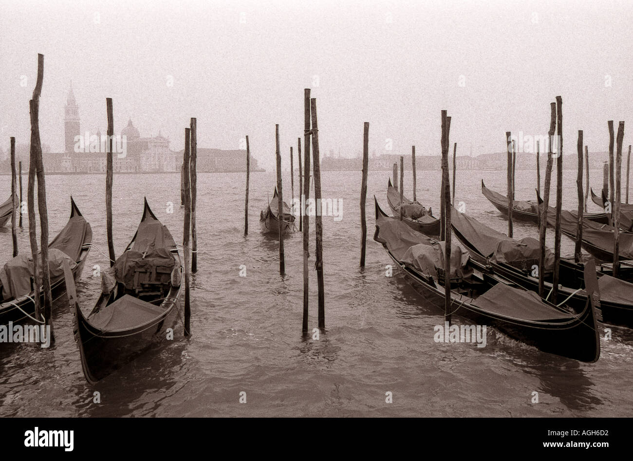 Image en noir et blanc d'vetian gondoles sur le grand lagoon Banque D'Images