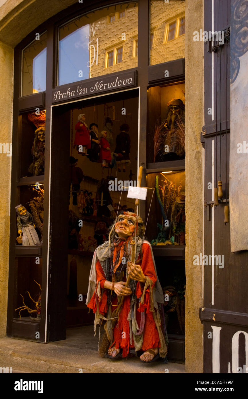 Boutique de marionnettes et autres souvenirs traditionnels tchèques dans Mala Strana de Prague République tchèque EU Banque D'Images