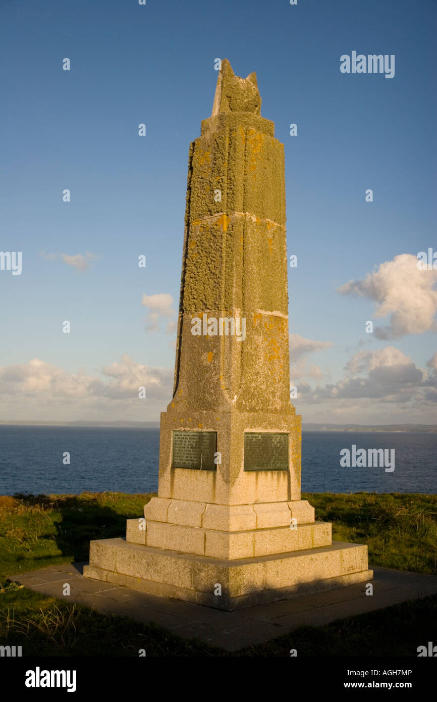Monument de Marconi sur les falaises à Poldhu cove Cornwall Banque D'Images