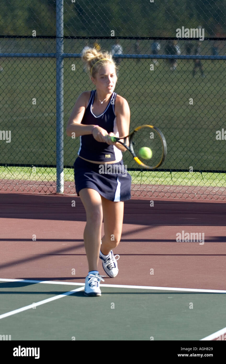 L'école secondaire féminin action tennis Banque D'Images