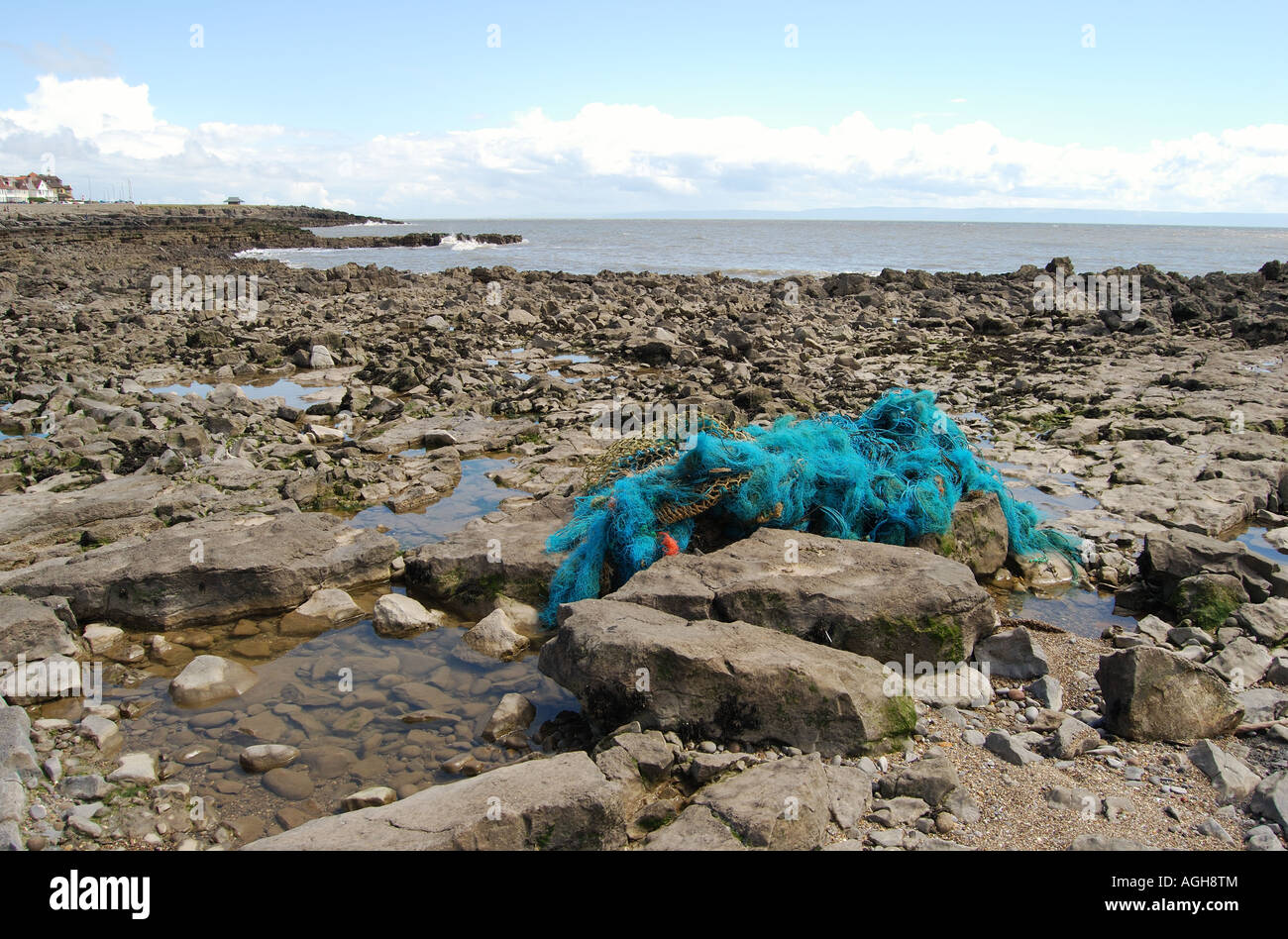 Les plastiques de filet de pêche accroché sur les roches nombre 2519 Banque D'Images