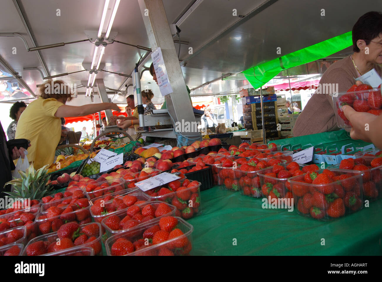 Étal de fruits de fraises de pêches et de raisins à St Gilles Croix de vie vendee france 2532 Numéro du marché Banque D'Images