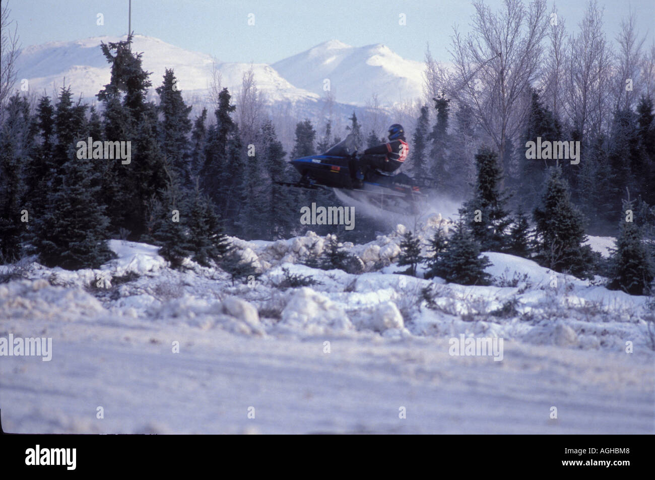 USA Alaska Anchorage courses de motoneige avec pic enneigé Banque D'Images