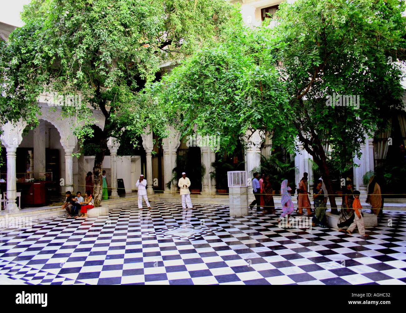 Cour du temple iskcon91102 RSC hare rama Hare Krishna carrelage noir et blanc Bombay Mumbai maharashtra inde Banque D'Images