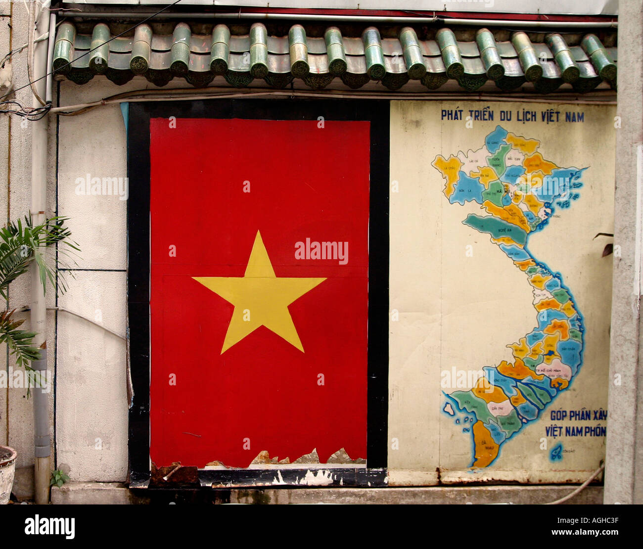 Peint avec le Vietnam porte drapeau à côté de fresque de carte du Vietnam. Ho Chi Minh Ville, Vietnam Banque D'Images